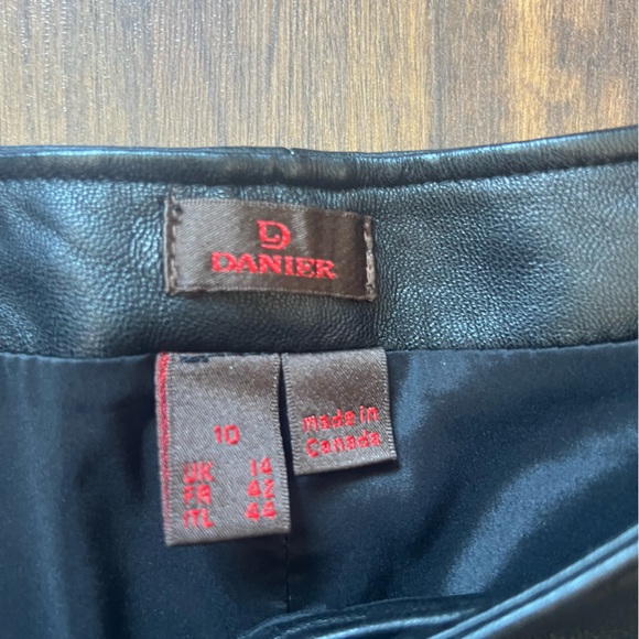 Danier Genuine Leather Black Pants – Size 10 – Made in Canada - Picture 5 of 14